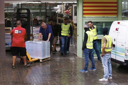 Imatge d'arxiu de la Guàrdia Civil en la seva actuació a una nau de Barcelona el passat divendres, on van intervenir 100.000 cartells de publicitat del referèndum.