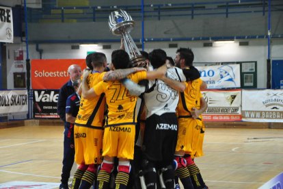 Los jugadores del Oliveirense levantan la Copa con la satisfacción de haber hecho bien el trabajo durante el fin de semana.