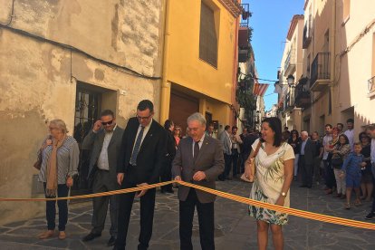 Imatge de la inauguració de les millores realitzades al carrer del Dilluns.