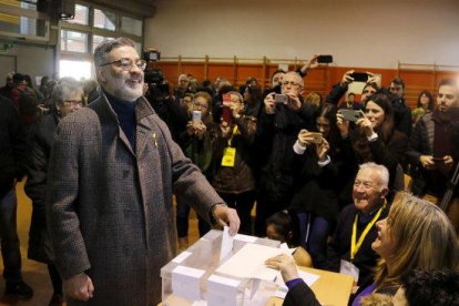 El candidat de la CUP votant durant la jornada del 21D.