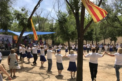 La gente, bailando sardanas.