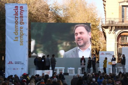 Pla general del míting central d'ERC en la campanya del 21-D, amb una foto gegant d'Oriol Junqueras projectada a l'escenari.