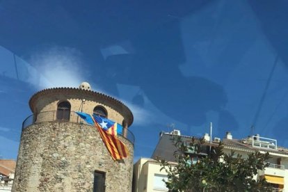 Imatge de l'estelada penjada en un edifici públic que la regidora Ana López va compartir a Facebook.