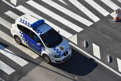 El primer individu era conegut per la policia per ocasionar en diverses ocasions aldarulls a la via pública.