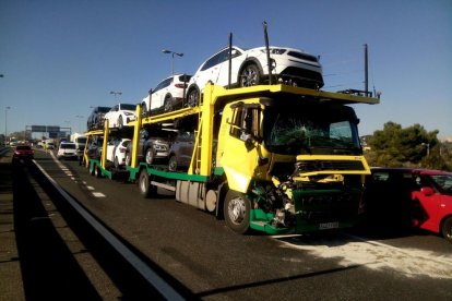 Dos camions han xocat a l'A-7 a Tarragona.