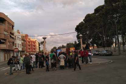 Imatge d'un grup de persones enganxant cartells de la campanya del Sí pel referèndum a Amposta.