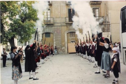 Una fotografía del Ball de Serrallonga el año 1987, que este 2017 celebra 30 años.