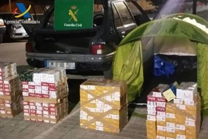 Imatge del tabac de contraban i la tenda de campanya intervinguts per la Guàrdia Civil