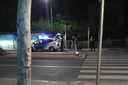 El momento en el cual los agentes municipales identificaron a varias personas de la CUP por colgar carteles del Sí.