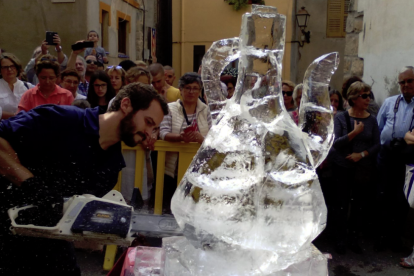 En la edición de este año los asistentes podrán volver a ver en directo cómo se hace una escultura de hielo|gel de un porrón gigante.