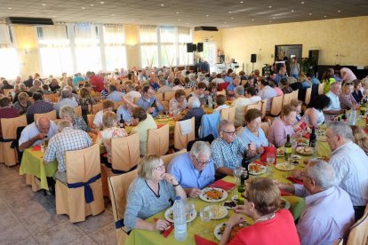 Imatge de la gent gran de La Pobla durant l'excursió a Horta de Sant Joan.