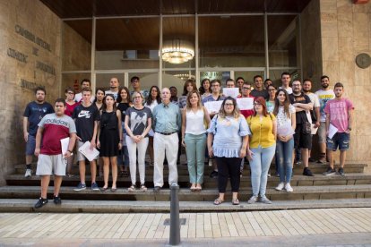 Fotografía de familia del centenar de alumnos que han recibido el diploma.