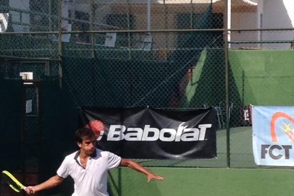 Un dels jugadors a punt d'impactar la pilota durant un partit.