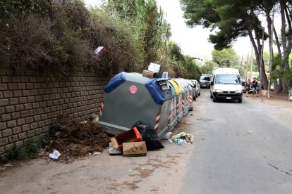 En imagen, los contenedores ubicados detrás de la zona de los apartamentos Jardí y Mediterrani, junto a la playa.