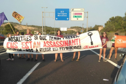 La pancarta que han mostrat les manifestants.