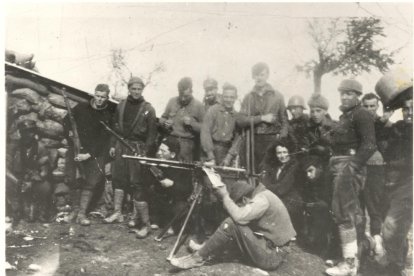 George Orwell, el hombre alto del centro de la imagen, en el frente de Aragón.