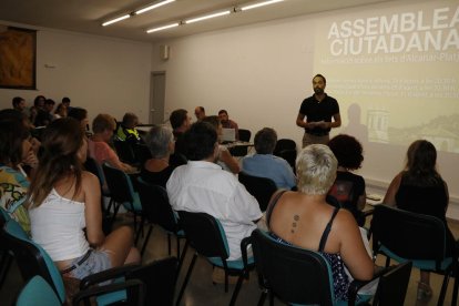 Pla obert del regidor de Participació Ciutadana d'Alcanar, Joan Roig, davant desenes de persones que han participat en l'assemblea ciutadana, aquest 28 d'agost de 2017