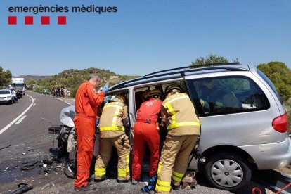 Els bombers han treballat per retirar els ferits dels vehicles.