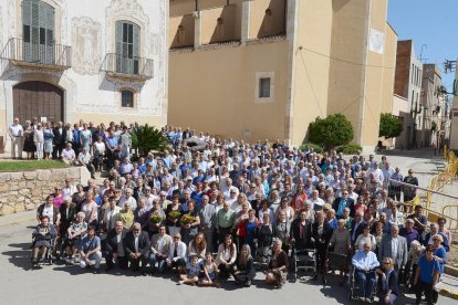 Fotografia de família dels 450 assistents a l'acte.