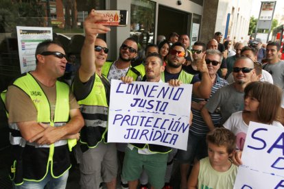 Los manifestantes, con pancartas.