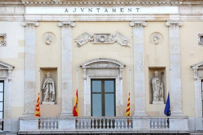 Les banderes a mig pal a l'Ajuntament de Tarragona.