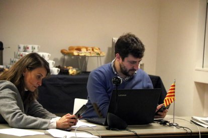 Antoni Comín y Meritxell Serret siguen la evolución de los resultados electorales desde el centro de convenciones de Bruselas.