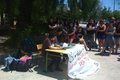 Decenas de estudiantes se concentraron el miércoles por la mañana delante de la facultad de Educación.