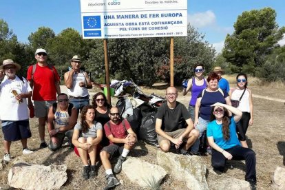 Imatge de l'equip que va realitzar la batuda de neteja amb les bosses d'escombraries al darrera.