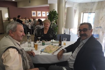 El matrimonio francés comiendo con Carlos Segarra.