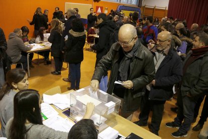 Cua de primers votants en un col·legi electoral.