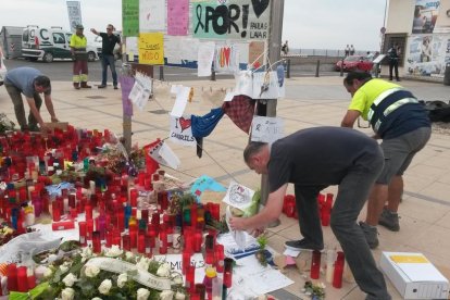 Trabajadores recogiendo los objetos y elementos depositados en el lugar donde se produjo el atentado de Cambrils.