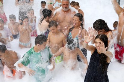 Instant de la festa de l'escuma que es va celebrar ahir a la tarda.