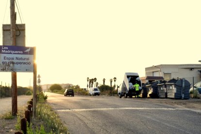 Los contenedores están ubicados justo después de un cartel donde dice 'Espacio Natrual en Recuperación'.