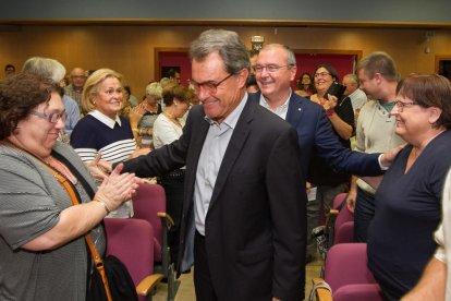 El acto del Referéndum citó unos 400 ciudadanos y cargos locales y comarcales en la Sala Santa Llúcia.