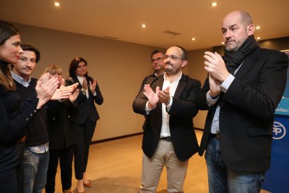 Alejandro Fernández, al centre de la imatge, amb companys de partit a l'Hotel AC de Tarragona.