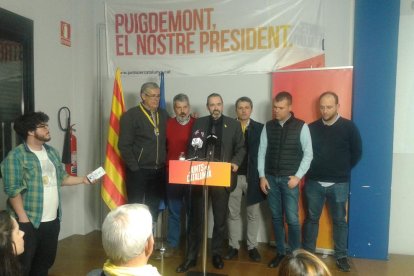 Eusebi Campdepedrós, amb membres de la candidatura, va ser rebut com un clar guanyador.