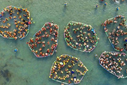 Pla aeri de l'activitat d'snorkel a la platja de Sant Jordi de l'Ametlla de Mar. Imatge del 30 de juliol del 2017