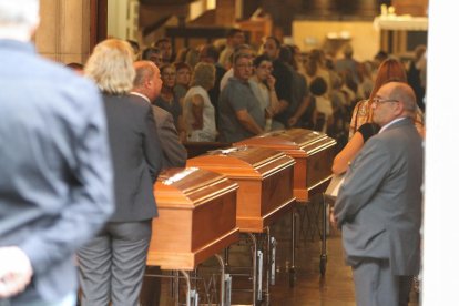 Los tres féretros en el momento de entrar en la iglesia de Sant Francesc.