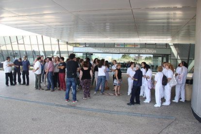 Desenes de treballadors de Ginsa, concentrats a les portes de l'Hospital Sant Joan de Reus, per denunciar la seva situació laboral, el 5 de juliol de 2016.