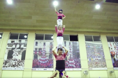 Instando del vídeo promocional de Air China en el cual aparece la Colla Vella dels Xiquets de Valls.