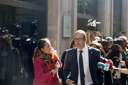 El alcalde de Mollerussa, Manel Solsona, entrando en la sede de la Fiscalía Superior de Cataluña para declarar por su colaboración con el 1-O, rodeado de periodistas.