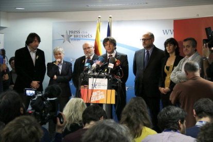 Imatge general de la roda de premsa del cap de llista de Junts per Catalunya, el president Carles Puigdemont, el dia després de les eleccions, acompanyat dels consellers cessats, Puig i Ponsatí,