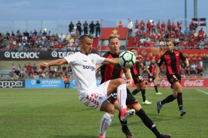 Tejera, delante de Cámara durante el derbi del domingo.