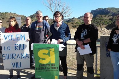 Imatge de la roda de premsa realitzada per la plataforma Siurana Viu i la CUP.