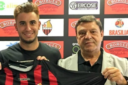 Guzzo, durante su presentación, con el presidente del CF Reus, Xavier Llastarri.