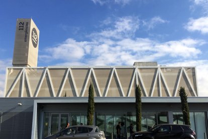 Dos vehículos sin logotipar de la Guardia Civil, ante la entrada del edificio 112 en Reus, durante el registro que agentes de paisano han llevado a término.