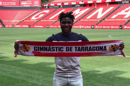 Dongou, amb la bufanda del Nàstic.