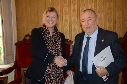 La consellera de Comercio, Elvira Ferrando, y el presidente de la Cámara Oficial de Comercio, Industria, Servicios y Navegación de Tarragona, Andreu Suriol.