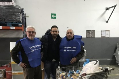 Imagen del trabajador donante un carro con alimentos.