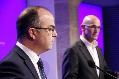 El portavoz del Gobierno, Jordi Turull, y el conseller de Exteriores, Raül Romeva, en rueda de prensa el 17 de octubre de 2017.